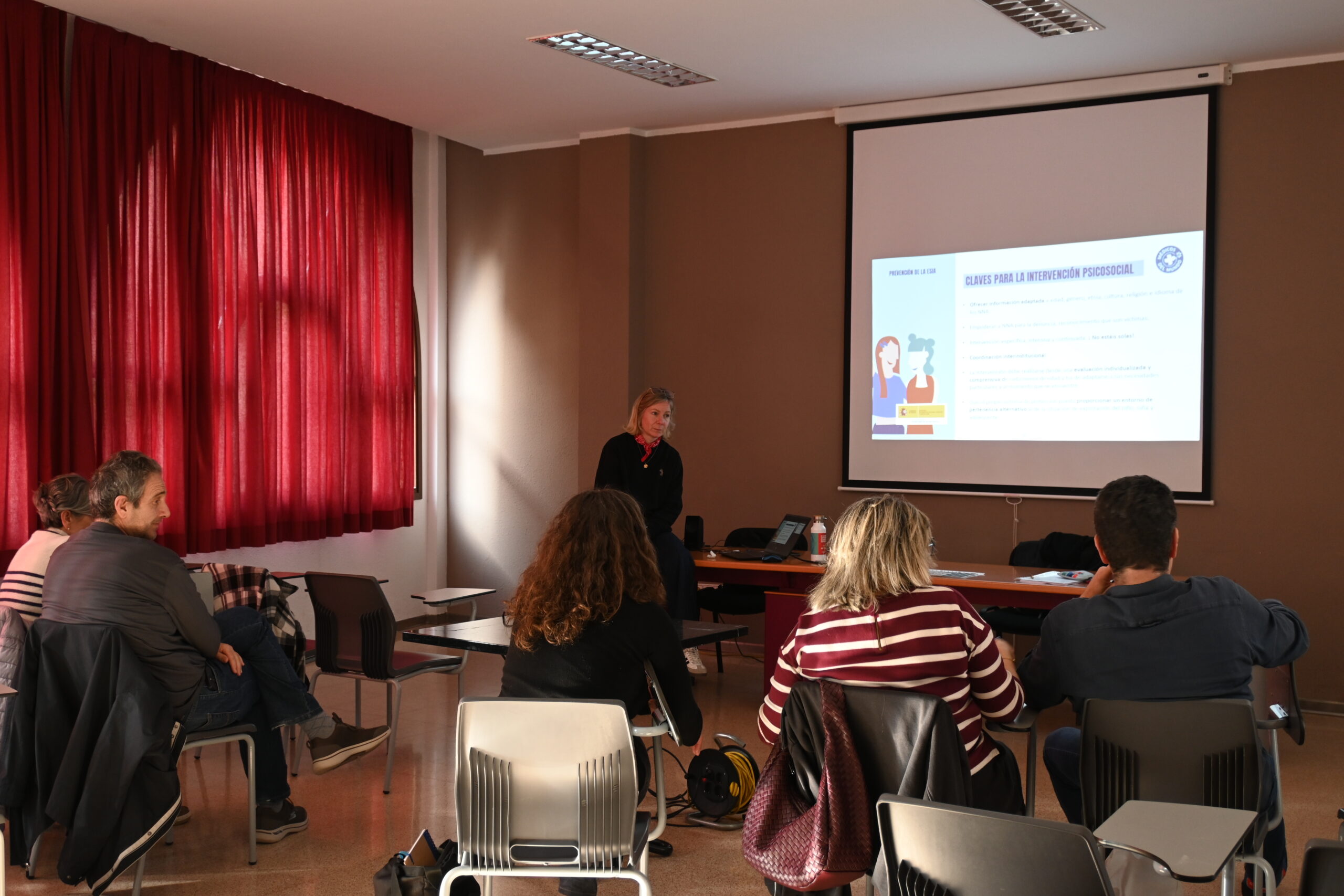 ADAFA reúne en Monzón a familias acogedoras de Huesca para formarse en prevención de la Explotación Sexual en la Infancia y la Adolescencia (ESIA)