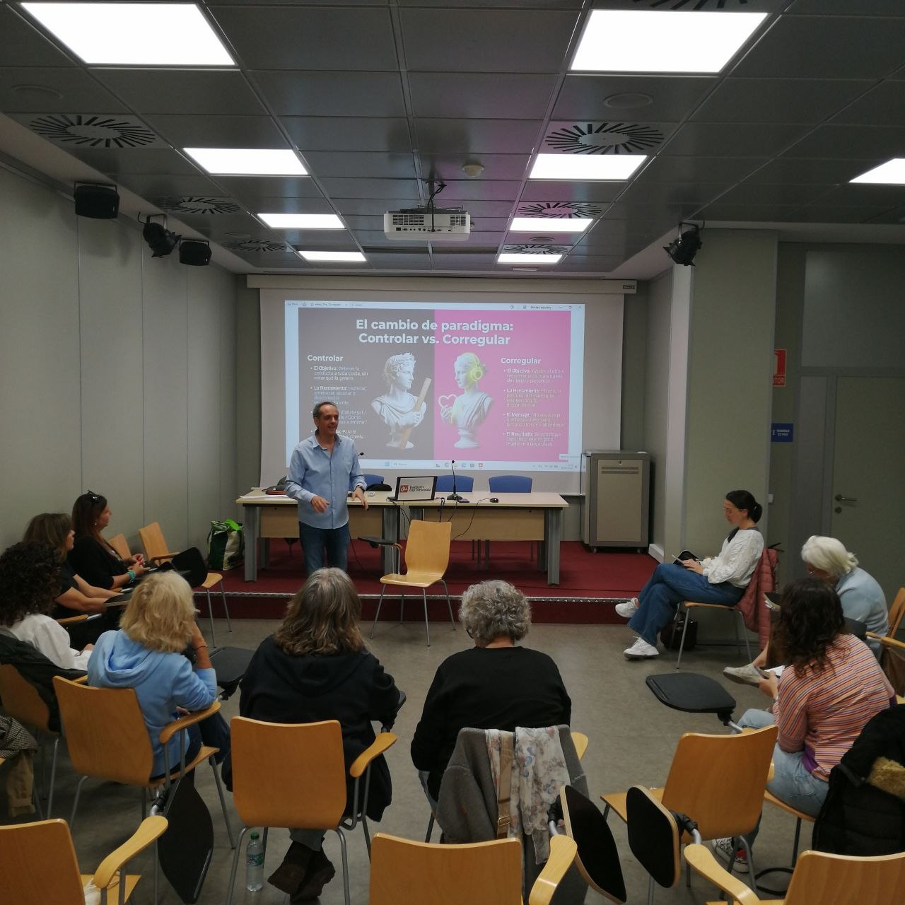 Familias de acogida y equipo técnico de ADAFA participamos en una formación sobre regulación emocional y corregulación