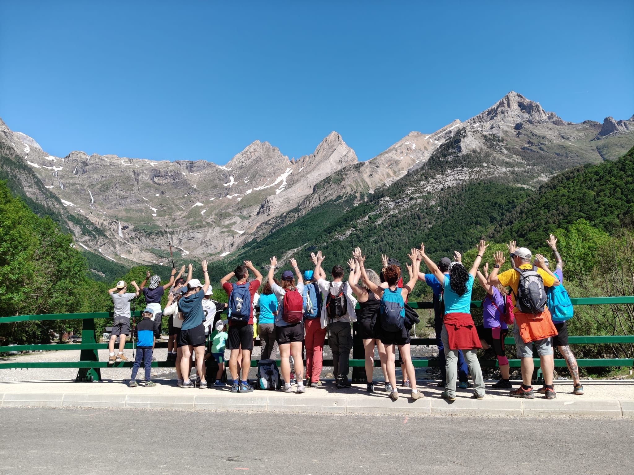 Familias y equipo de ADAFA disfrutan de una jornada de convivencia en el Valle de Pineta
